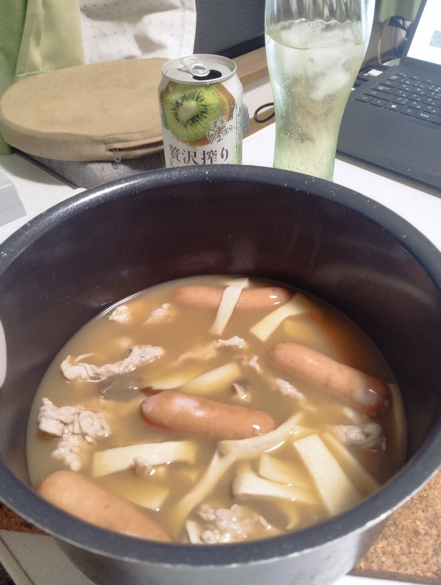 Shuichi5566's tweet photo. ロング走後のケア

水風呂。温より冷で炎症軽減目的。
氷も投入本格的に🐧

とんこつ鍋は葉物なくたんぱく質とエリンギで。ラーメンの〆は💯😋

��布、膝裏、太腿、腰に6枚ベタ貼り🙄

熟睡しようと思ったら寝付き悪く＋4時間で起床😿
疲れてないのか我が身体😅 https://t.co/NoxYdue5Iq