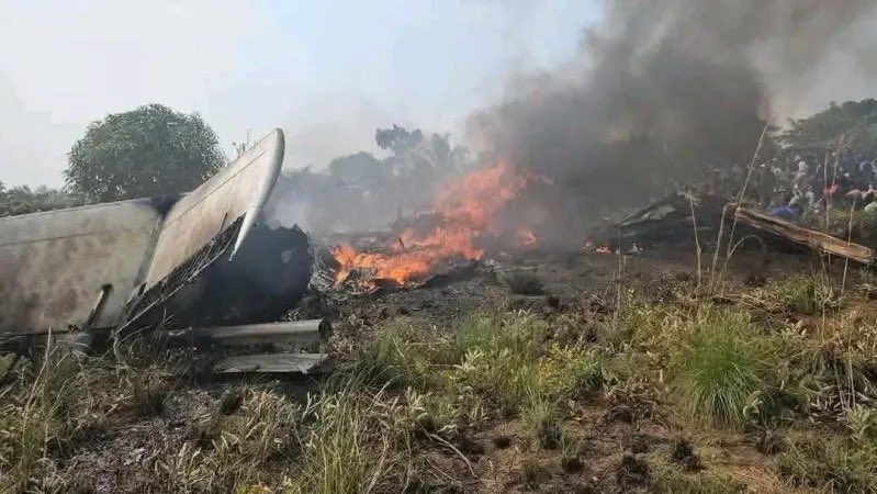 KamitatuEtsu's tweet photo. Crash : 17 morts. Un chef-lieu de province sans piste, sans rien. 
Sur 2,3 millions de km2, l’avion n’est pas un luxe ; c’est une nécessité vitale. Ceux qui gouvernent en ont fait une vraie loterie. 
Kenge n’est pas une fatalité. C’est un abandon.  Et l’abandon a un responsable. https://t.co/IPKZzFMzSS