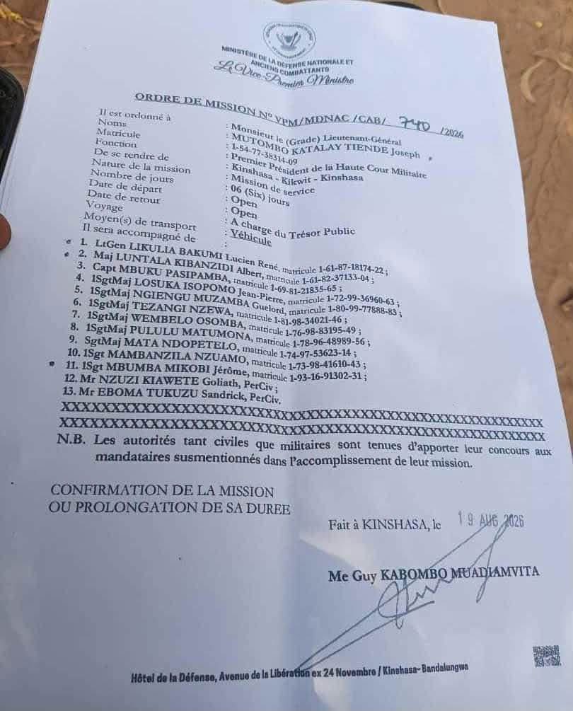 KimKimuntu's tweet photo. VOILÀ UN QUI DOIT RENDRE GLOIRE À DIEU . 

Crash de #Kenge : le sergent Mbumba Mikobi Jérôme indemne.

Le sergent Mbumba Mikobi Jérôme qui est cité au numéro 11 de l’ordre de mission, n’a finalement pas été victime du crash d’avion survenu à Kenge.
Contacté, l’intéressé a confirmé qu’il se porte bien. Selon ses explications, il aurait été retiré de la mission à la dernière minute par sa hiérarchie de la justice militaire et n’aurait donc pas effectué le déplacement vers Kikwit.
Les personnes ayant effectivement pris part à la mission figureraient parmi les victimes de l’accident. Cette information reste toutefois à confirmer officiellement par les autorités compétentes.
La nouvelle du bon état de santé du sergent Mbumba Mikobi Jérôme a suscité le soulagement de ses proches, tandis que les pensées restent tournées vers les familles des victimes de ce tragique accident. (Ebale Mozindo)