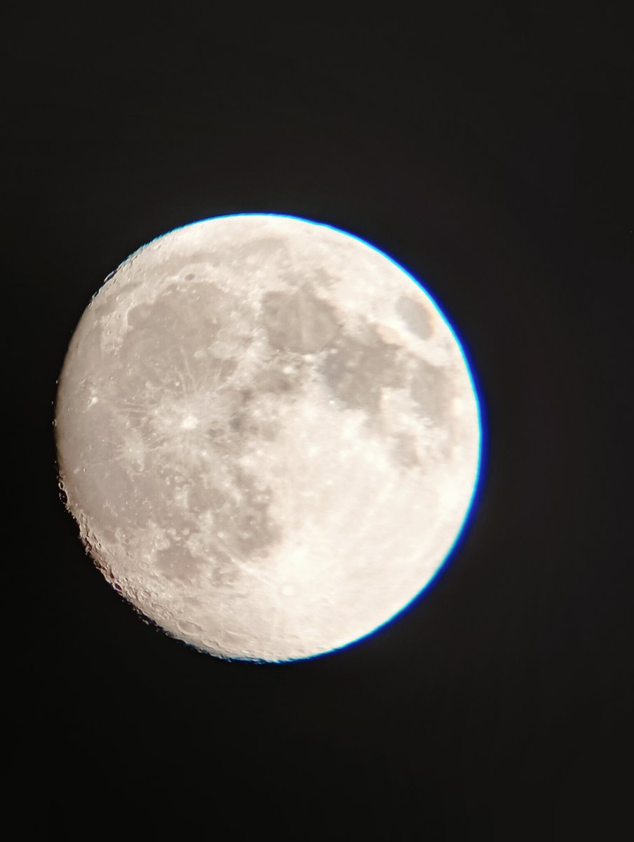 UGxFJctqpKBxANv's tweet photo. 『十五夜の月　2026年』
自宅バルコニーから
天体望遠鏡＋スマホで撮影しました🔭📱

1⃣枚目、9月24日 20時ころ
十五夜の前日🌔とても空気が澄んでる❤️

2⃣枚目、9月25日 20時ころ
中秋の名月🌕まだ少し欠けて見えます？なぜ～

🍀🍀🍀🍀🍀🍀🍀🍀🍀🍀
実は、
十五夜＝天文学上の満月ではありません！
あくまで旧暦8月15日の夜を指します📅

完全な満月は、9月27日 1時49分だそうです。
今年はズレが1日以上ある、つまり…
もう1日お月様を見ましょう～😆