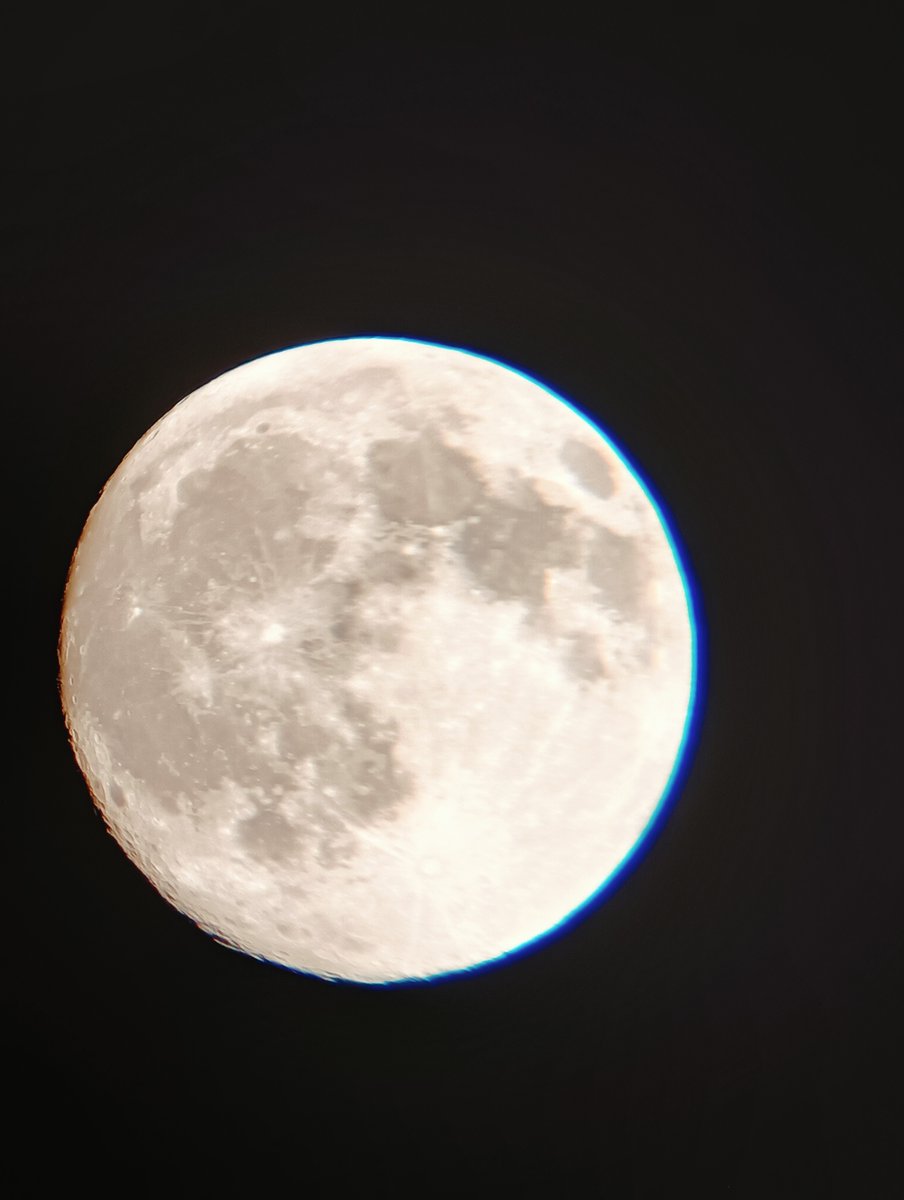 UGxFJctqpKBxANv's tweet photo. 『十五夜の月　2026年』
自宅バルコニーから
天体望遠鏡＋スマホで撮影しました🔭📱

1⃣枚目、9月24日 20時ころ
十五夜の前日🌔とても空気が澄んでる❤️

2⃣枚目、9月25日 20時ころ
中秋の名月🌕まだ少し欠けて見えます？なぜ～

🍀🍀🍀🍀🍀🍀🍀🍀🍀🍀
実は、
十五夜＝天文学上の満月ではありません！
あくまで旧暦8月15日の夜を指します📅

完全な満月は、9月27日 1時49分だそうです。
今年はズレが1日以上ある、つまり…
もう1日お月様を見ましょう～😆