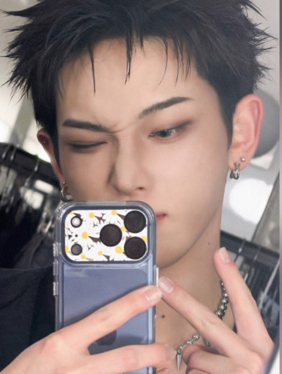 StanySide_Up's tweet photo. Mirror mirror 🪞 #lunéselcaday #lunéjidoriday #andTEAM_HARUA #HARUA https://t.co/F4m93Dp2Qu