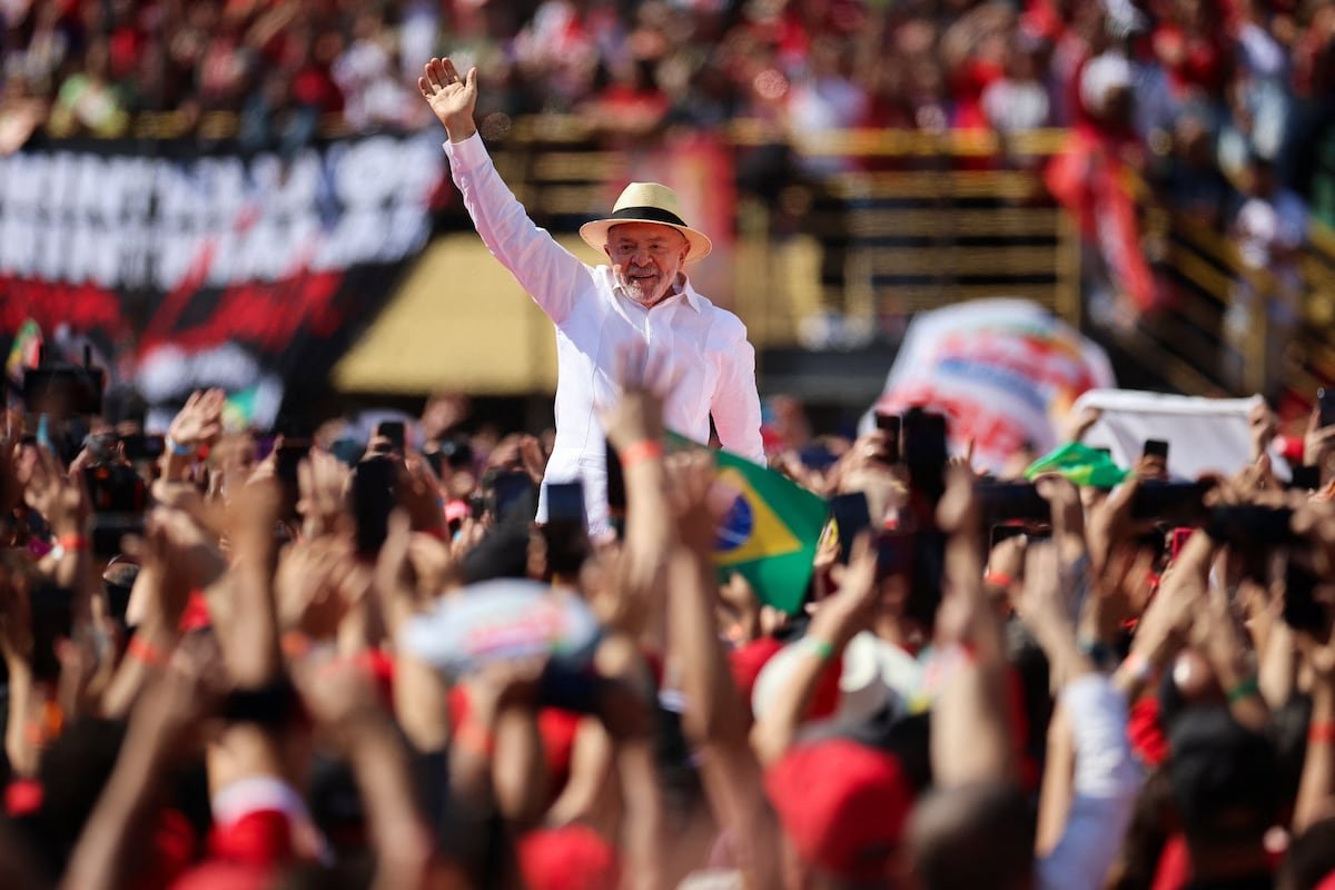 _adrianramirez_'s tweet photo. 🇧🇷 | HABLEMOS DE LULA

A días de las elecciones de Brasil, Meta limitó la actividad en las cuentas de @LulaOficial en Facebook e Instagram. La empresa no precisó qué norma fue incumplida, pero hay un modo de resistir la censura: HABLAR MÁS DE LULA cuanto más quieran silenciarlo. https://t.co/ykAOpL189x