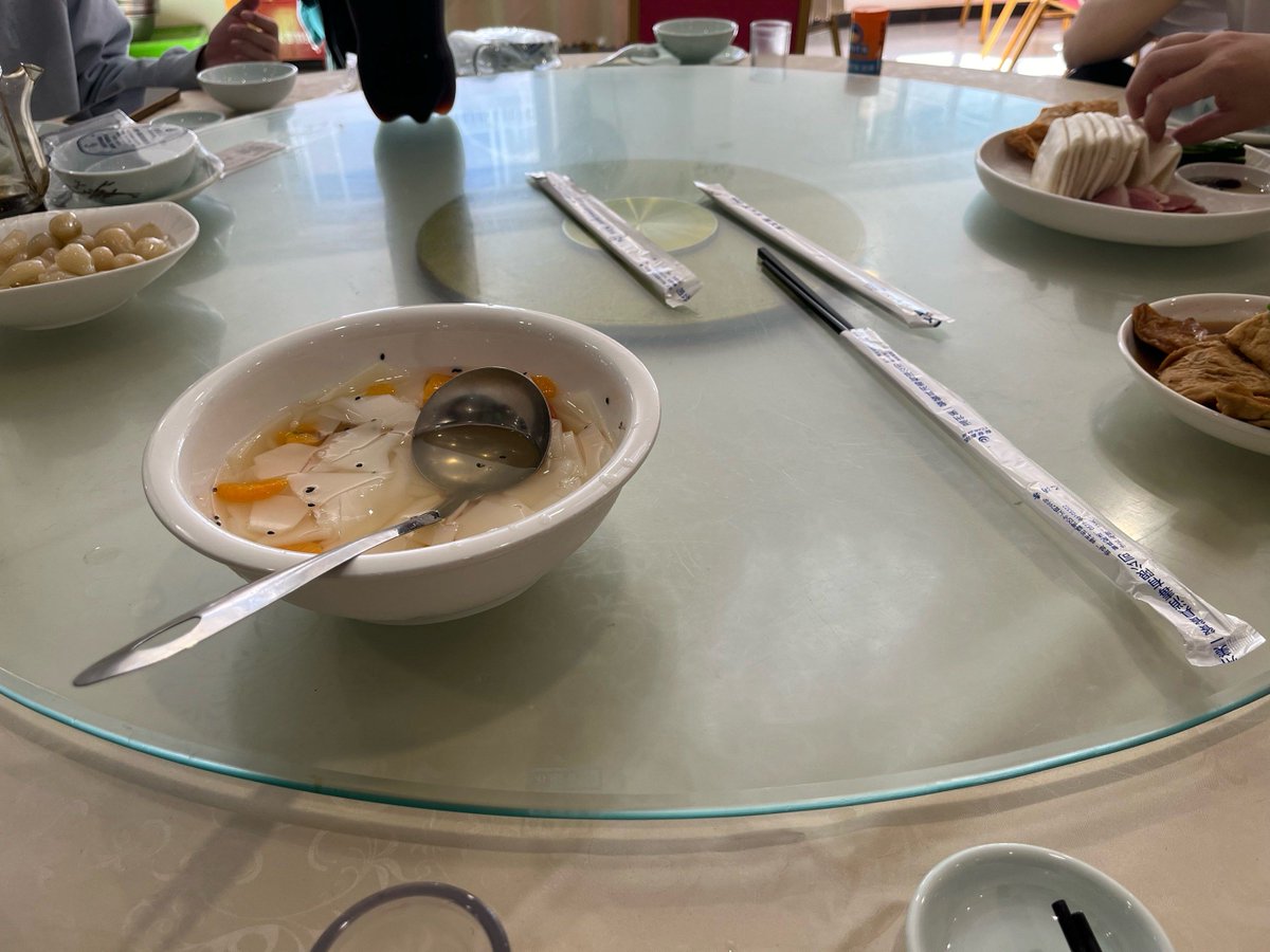 JennieHolboui's tweet photo. [En el rincón del comedor, la mesa se veía extraa, con platos y cubiertos desordenados, un cubierto se había colado y no podíamos encontrar el tazón que habíamos puesto antes, parecía que alguien había movido todo a su antojo]， https://t.co/4Me8JvJOVc