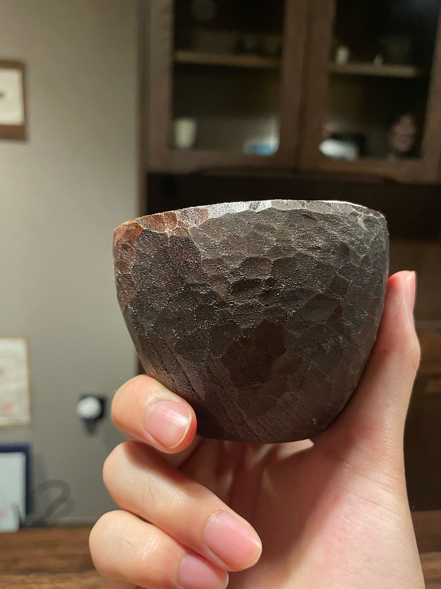 TeddyPyattpap's tweet photo. En un rincón de la sala, una escalera de madera tiene un vaso de cerámica sobre su peldao, y un martillo dejó una marca en la pared. https://t.co/gfn9Vgj4L4