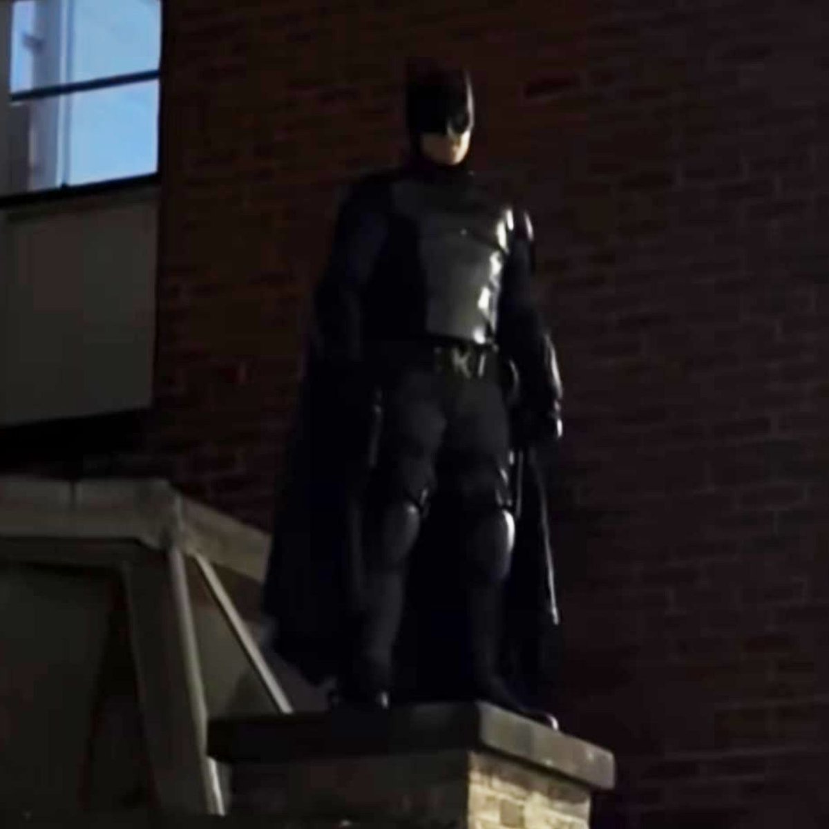 Dexerto's tweet photo. A partygoer dressed as Batman became a real-life hero after chasing down a thief through dark city streets

He had to scale a wall to retrieve the stolen bag after a grappling hook made from toilet paper failed https://t.co/GwnQd5BrHf