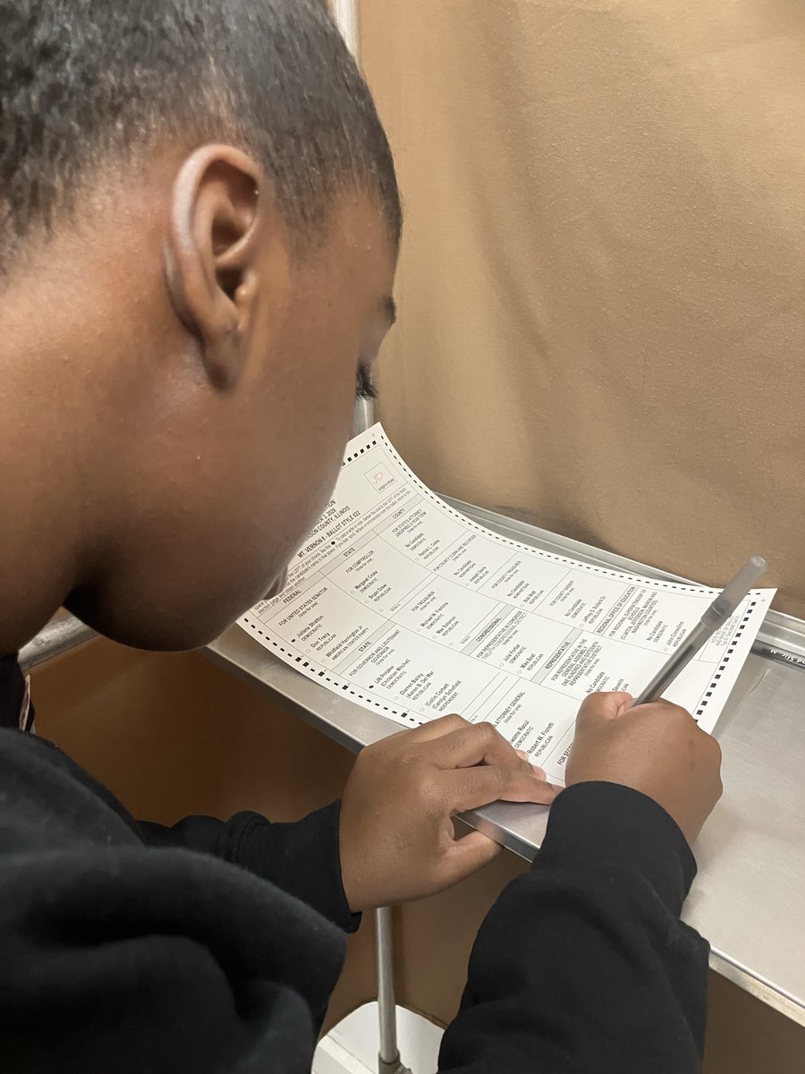 ShereeWokeAF's tweet photo. Look at my baby ❤️❤️

19 years old and this was her first time voting!! 

Democrats up and down her ballot
🔥🔥Everybody is tired of this shit!! 

Go Cakes… https://t.co/3tAvDhQALl