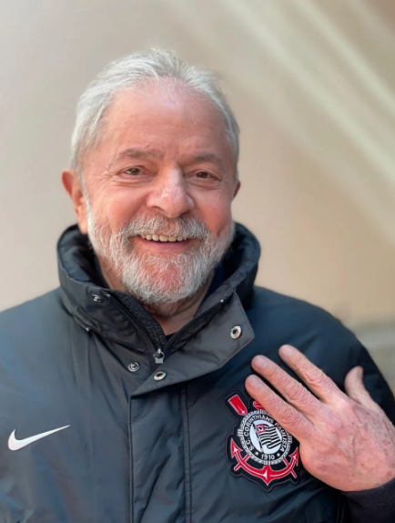 Alexmorettibr's tweet photo. O Clube que mais vai sofrer com a decisão de LULA em proibir as BETS será o Corinthians. Clube que o Lula torce e que a torcida apoia. kkkkkkkkkkk

Sem os R$ 150 milhões de BETS, o Corinthians não teria nenhuma capacidade financeira de assumir o salário de Memphis por exemplo.

O atacante recebe um dos salários mais altos das Américas, e o contrato foi desenhado para que a Esportes da Sorte arcasse com a maior parte dos custos. 

Financeiramente, o clube está no limite absoluto. A dívida total é de R$ 2,8 bilhões.

Lula pode decretar a falencia do seu time do coração por conta de desespero eleitoral. Que torcedor em?