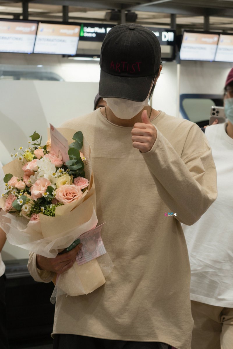MyKpopHuntress's tweet photo. Aheng giving thumbs up 👍🏻 &amp; hearteu 🙆🏻‍♂️ this early ㅋㅋㅋㅋ cutie 

#IN2ITXHENDERY #HENDERY #WayV #威神V #IN2ITMALAYSIA #IN2ITCOSMETICSMY #IN2IT25THANNIVERSARY https://t.co/36JaM7MURB