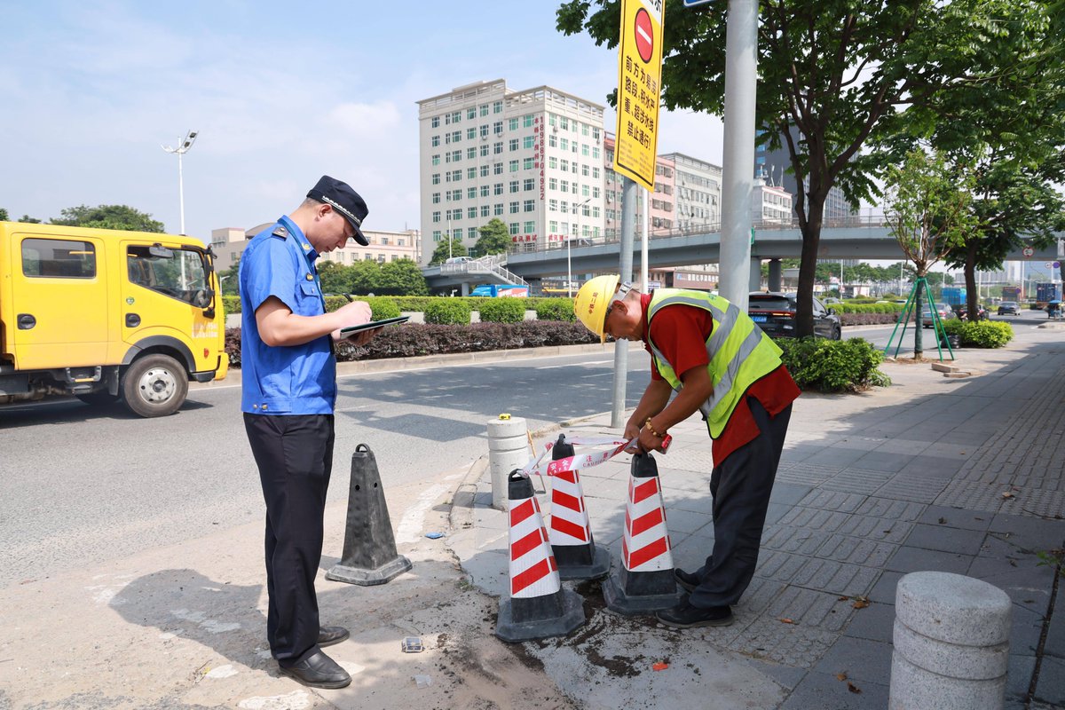 LupeFalsetyevr's tweet photo. [En la ruta de Zibo, el personal de inspección del núcleo realiza una revisión cuidadosa, garantizando la seguridad del camino]， https://t.co/OCbFg1MS0R