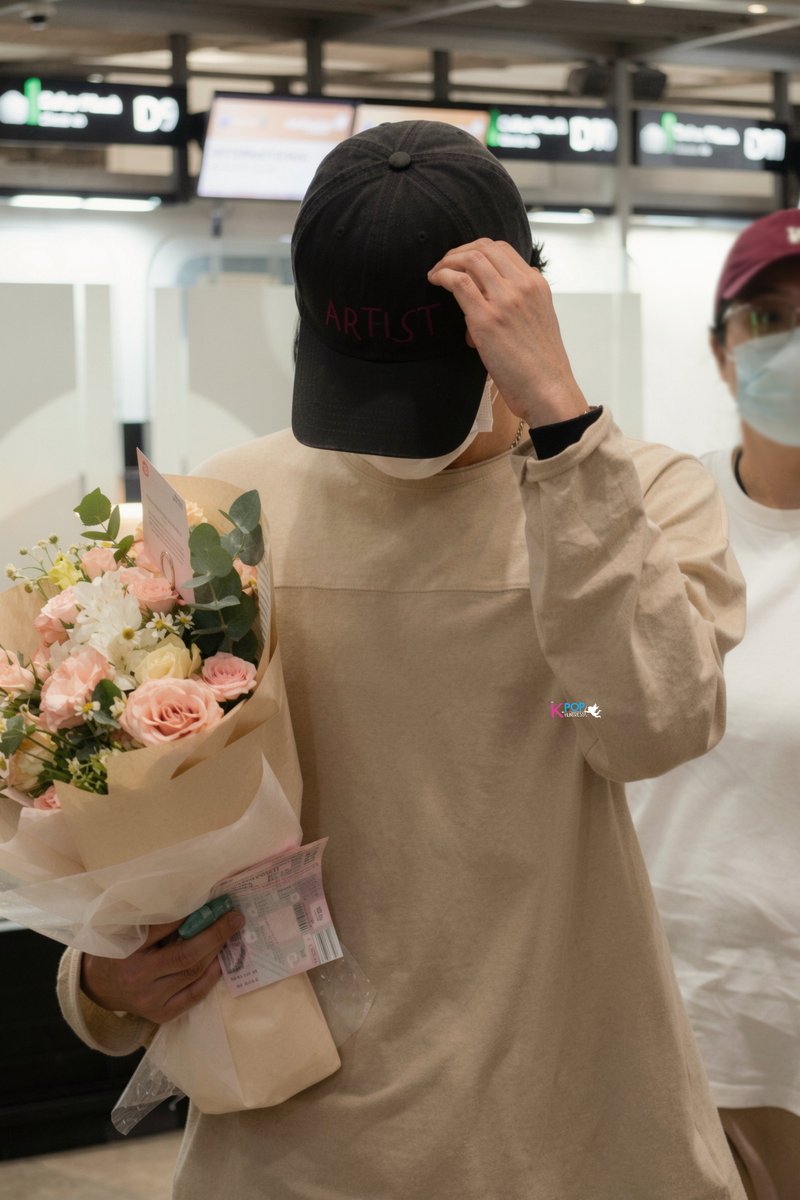 MyKpopHuntress's tweet photo. Aheng giving thumbs up 👍🏻 &amp; hearteu 🙆🏻‍♂️ this early ㅋㅋㅋㅋ cutie 

#IN2ITXHENDERY #HENDERY #WayV #威神V #IN2ITMALAYSIA #IN2ITCOSMETICSMY #IN2IT25THANNIVERSARY https://t.co/36JaM7MURB