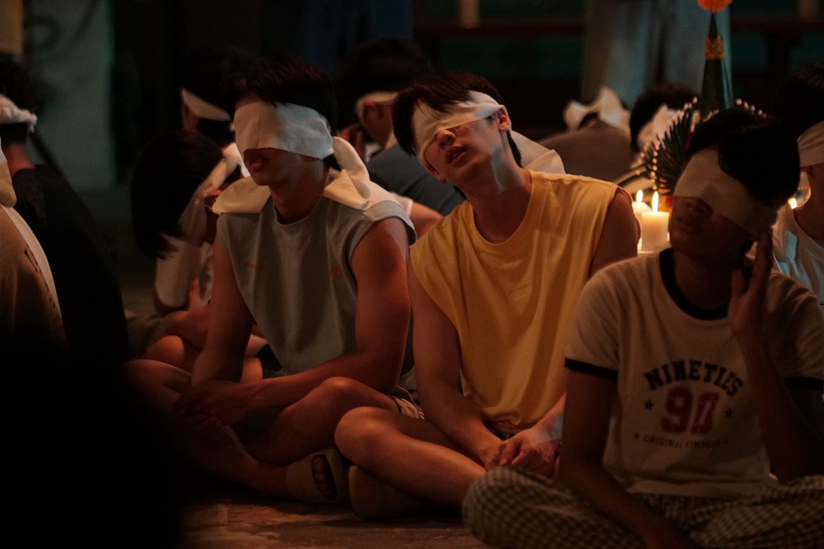 RoommateChaos's tweet photo. เฮ้ย! มองไม่เห็นอ่ะ มาจุ๊บที(ห้ะ?)
#RoommateChaosQ6 🚪🛏️

Q6 l Roommate Chaos หอในหัวใจวุ่นรัก
#RoommateChaos
#GMMTV
@swensurf @javabh28 https://t.co/F2kHLssgGk
