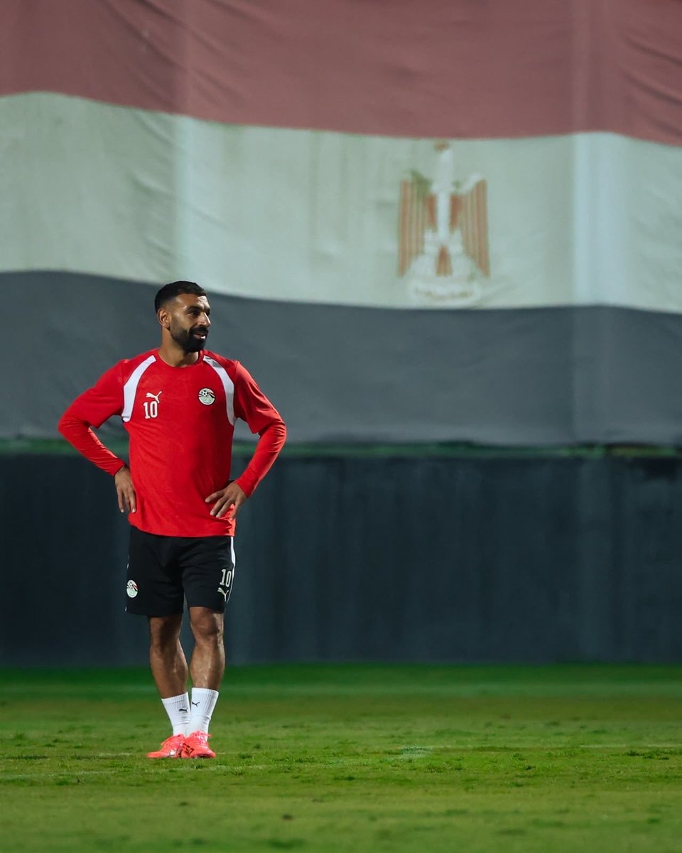 AymanYounis's tweet photo. بعيدا عن نتيجه مصر ضد أنجولا واللي انتهت بالتعادل السلبي ب  جانب الاداء السلبي المتواضع لمنتخب مصر  ...اضيف ملحوظه مهمه موحمد  صلاح بالنسبه لنا هو ميسي في الارجنتين وجوده و تأثيره و استمراره في الملعب أمر مفروغ منه ..ما تزهقوش صلاح بقي و تزهقونا ...اففف https://t.co/AJBmejVz7e