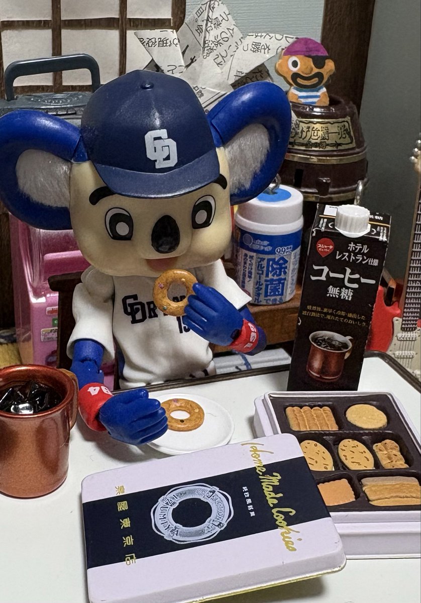 pakopokopa's tweet photo. 『おいしいオヤツ🐨💙』
今週もおつかれさまでした
なにかしら頑張ろう 
#ドアラ #ドアラ先生 #doala #中日ドラゴンズ #dragons #フィギュア #ガチャガチャ #ミニチュア #ケンエレファント #泉屋東京店 #銘菓 https://t.co/tfRNcommWD