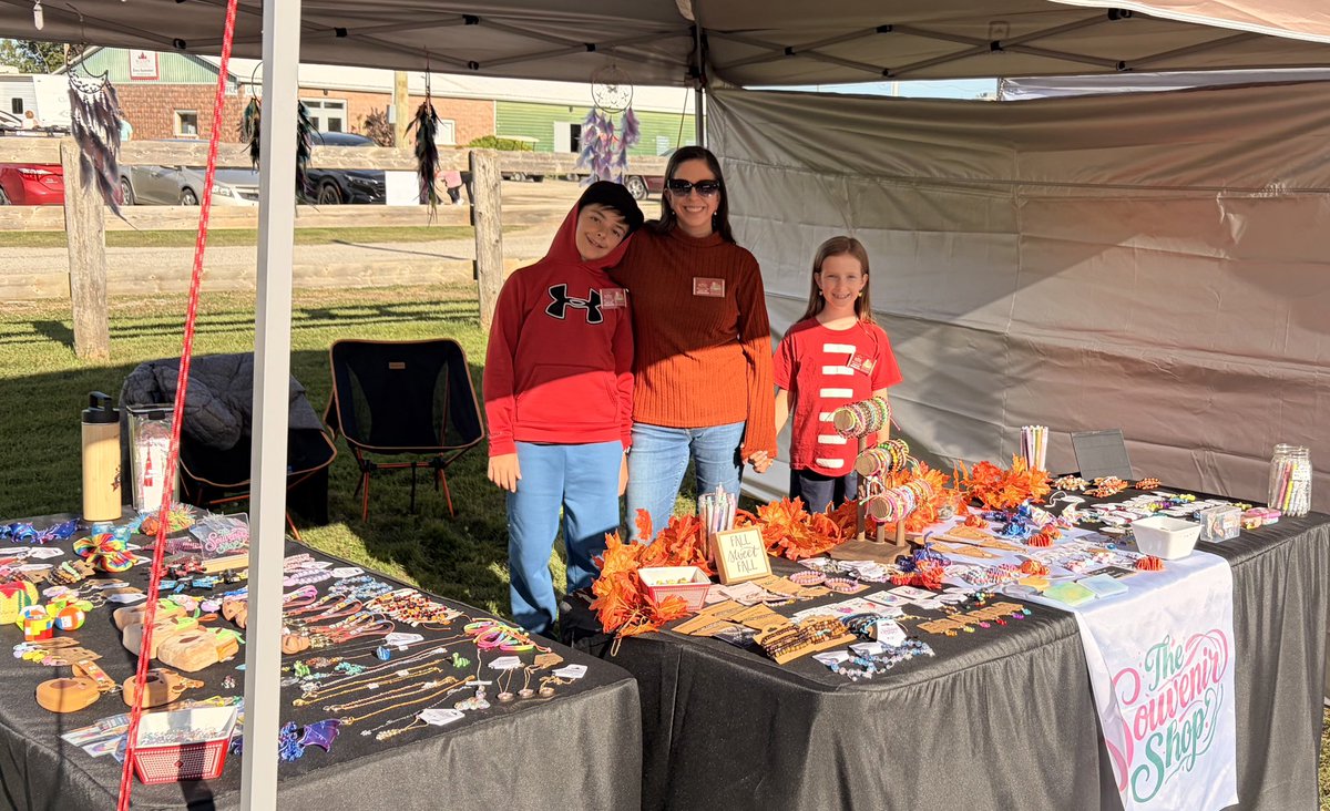 rod_mclachlan's tweet photo. 🚨KIDpreneur alert! 🚨 Come stop by our kids’ booth “The Souvenir Shop” all weekend at the Milton Fall Fair. They are learning how to run a small business, make change, customer service, etc. They are saving up for upcoming Scouts trips! #MiltonON #MiltonFallFair https://t.co/fMByyde5FD