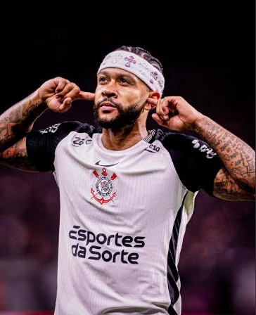 Alexmorettibr's tweet photo. O Clube que mais vai sofrer com a decisão de LULA em proibir as BETS será o Corinthians. Clube que o Lula torce e que a torcida apoia. kkkkkkkkkkk

Sem os R$ 150 milhões de BETS, o Corinthians não teria nenhuma capacidade financeira de assumir o salário de Memphis por exemplo.

O atacante recebe um dos salários mais altos das Américas, e o contrato foi desenhado para que a Esportes da Sorte arcasse com a maior parte dos custos. 

Financeiramente, o clube está no limite absoluto. A dívida total é de R$ 2,8 bilhões.

Lula pode decretar a falencia do seu time do coração por conta de desespero eleitoral. Que torcedor em?