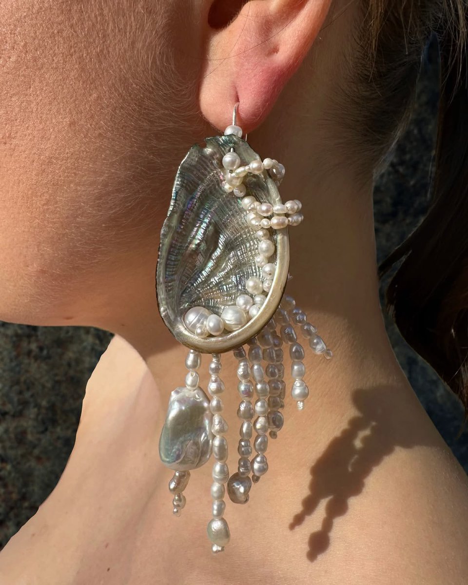 sophiaevaa_'s tweet photo. pearl shell earrings, adding an oceanic elegance https://t.co/8Z4mTeoHKj