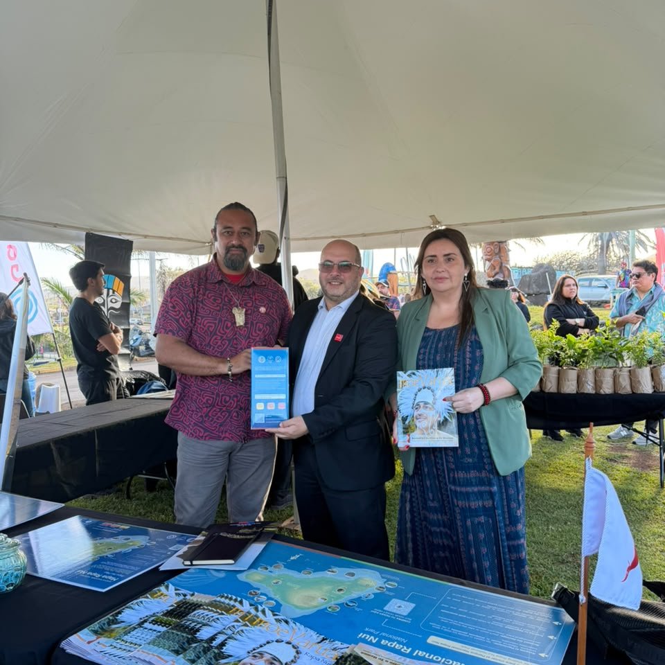 Sernatur's tweet photo. 🌺🗿🗿🗿En el Centro Cultural Tongariki, el director nacional de Sernatur, Cristóbal Benítez, entregó credenciales a 40 guías de Rapa Nui, quienes además recibieron certificaciones de competencias laborales de ChileValora, en el marco de un trabajo colaborativo. https://t.co/Kc7OcAGL6U