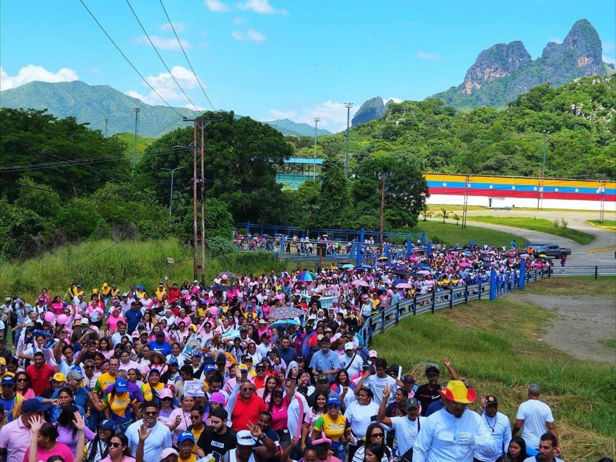 SonPolemicas's tweet photo. Una marcha parroquial del Chavismo en Guarico supera por mucho a una "marcha nacional" convocada por María Corina Machado en Caracas...El Chavismo es la fuerza política más grande de Venezuela. https://t.co/slUNZxetPX