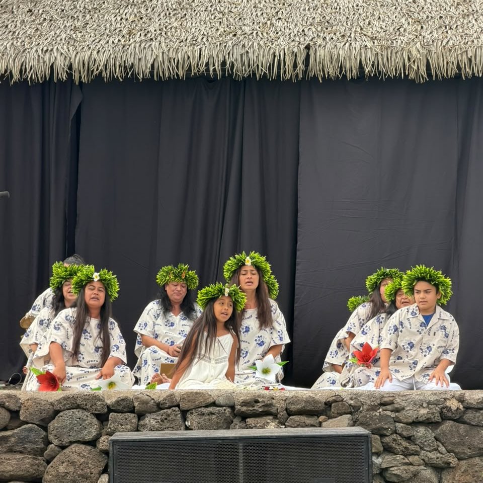 Sernatur's tweet photo. 🌺🗿🗿🗿En el Centro Cultural Tongariki, el director nacional de Sernatur, Cristóbal Benítez, entregó credenciales a 40 guías de Rapa Nui, quienes además recibieron certificaciones de competencias laborales de ChileValora, en el marco de un trabajo colaborativo. https://t.co/Kc7OcAGL6U