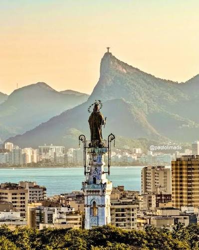 brendasafra's tweet photo. vocês sabiam que a estátua do Cristo Redentor, no Corcovado - Rio de Janeiro, está voltada pra estátua de Nossa Senhora Auxiliadora, no Morro do Alarico - Niterói? e é PROPOSITAL!

essa estátua de Nossa Senhora é 31 anos mais antiga q o Cristo

"o Filho de frente para a Mãe" ❤️ https://t.co/sMJKWZI3xX