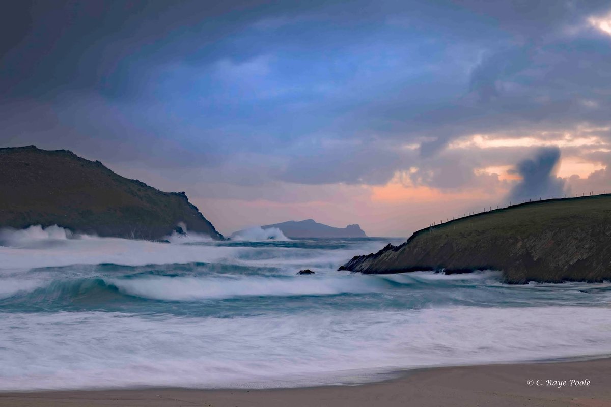 ThisIsIreland3's tweet photo. Evening Twilight at Clogher Beach on the Dingle Peninsula, with Crashing Waves ๐๏ธ๐
๐County Kerry - Ireland ๐ฎ๐ช
๐ธ C Raye Poole
#Kerry #Ireland #Wildatlanticway #Dingle #Clogher #Twilight https://t.co/sX6rv9rIwr