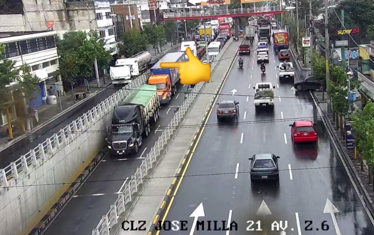 Fallas mecánicas. 📍 Calzada José Milla y 21 avenida, zona 6, carril auxiliar 📝 Transporte pesado con fallas mecánicas. Se coordina apoyo para retirarlo del…