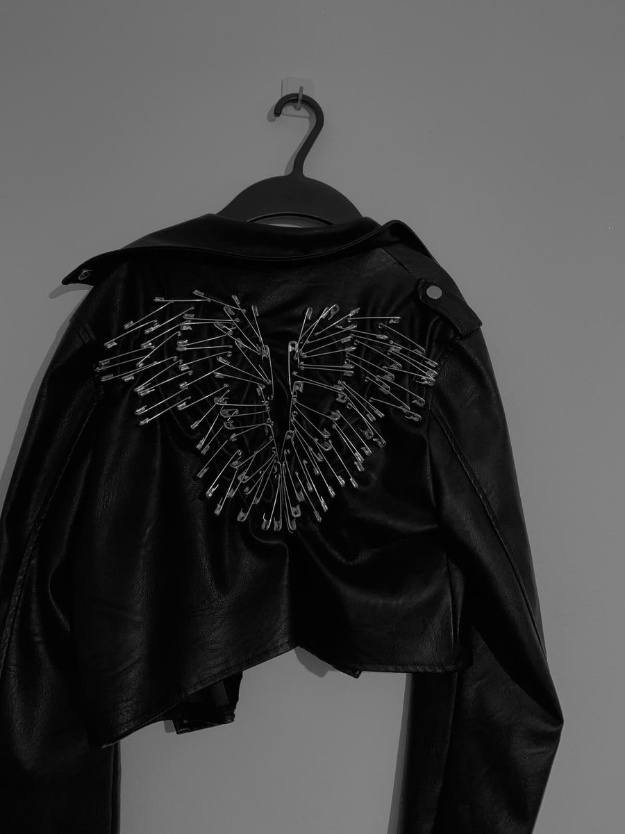 sophiaevaa_'s tweet photo. safety pin wing https://t.co/EeL05tKlWr