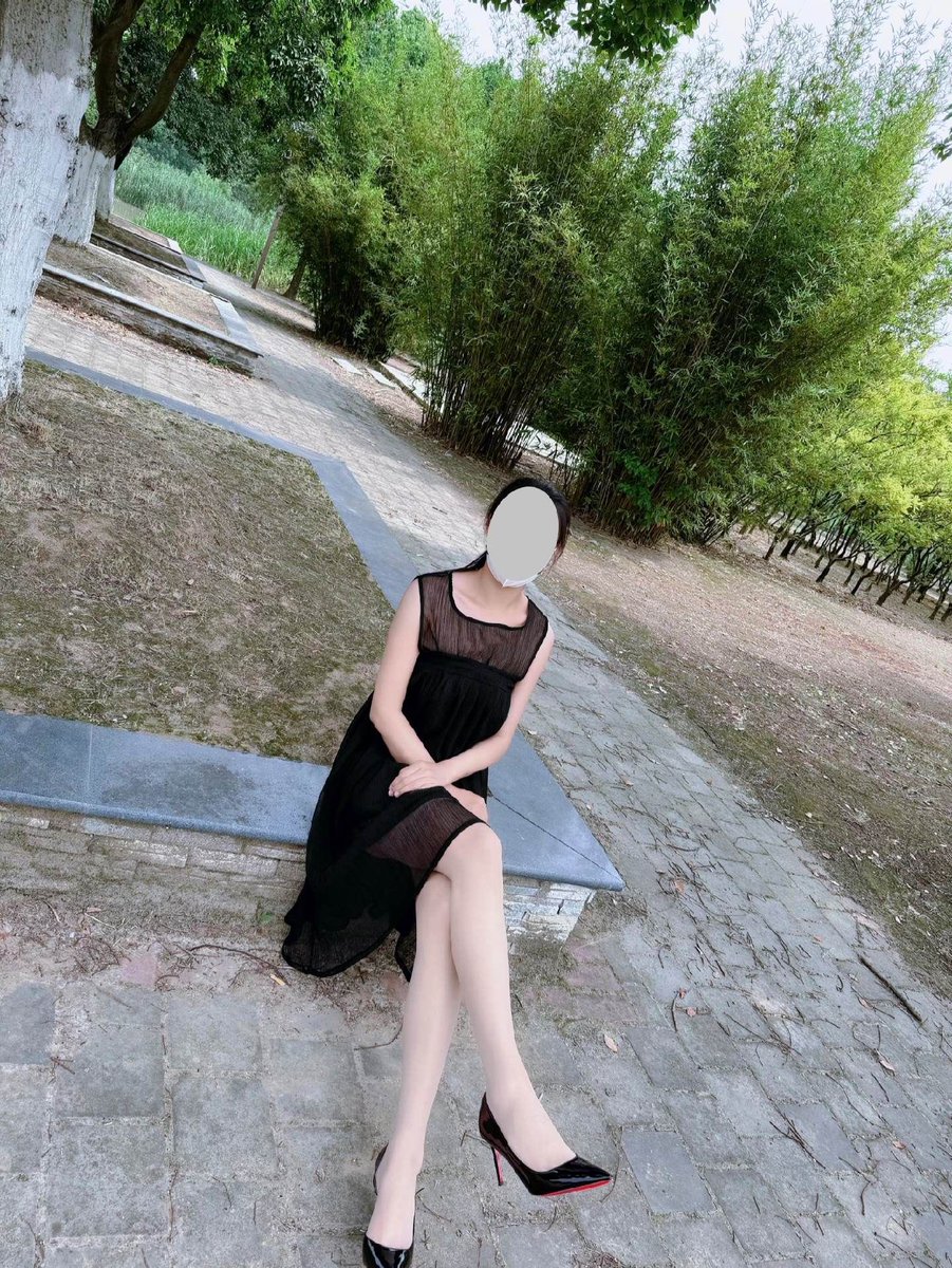 shunvba66's tweet photo. 抛开我的缺点不说，我有哪些优点😜😜
#丝袜 #肉丝 #高跟 #人妻 #淫妻 https://t.co/LAPqpGnqsX
