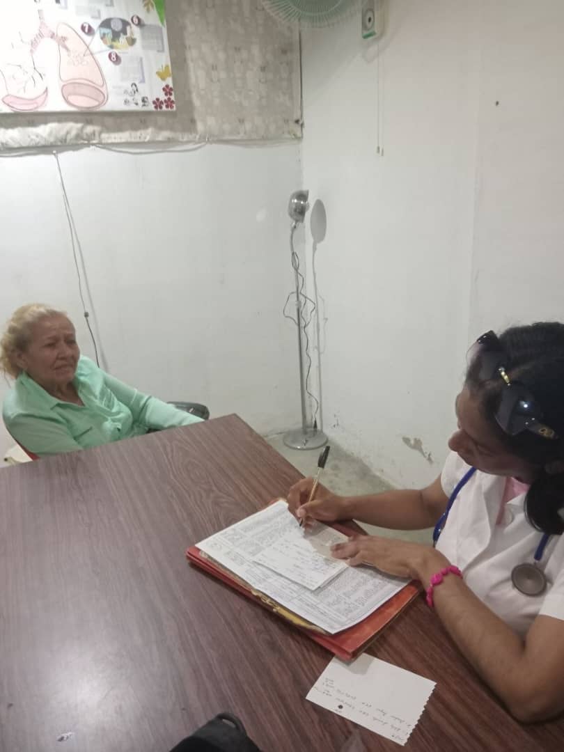 cubacooperaven's tweet photo. Desde el CDI Los Olivos en Lara, la salud rompe barreras y vence dificultades. 🩺🇻🇪🇨🇺 Nuestros profesionales continúan su labor diaria ratificando el compromiso absoluto con el bienestar y la vida del pueblo venezolano. ¡Amor y entrega sin límites! 

#CubaCoopera #CubaPorLaVida https://t.co/fwcXD9PP2X