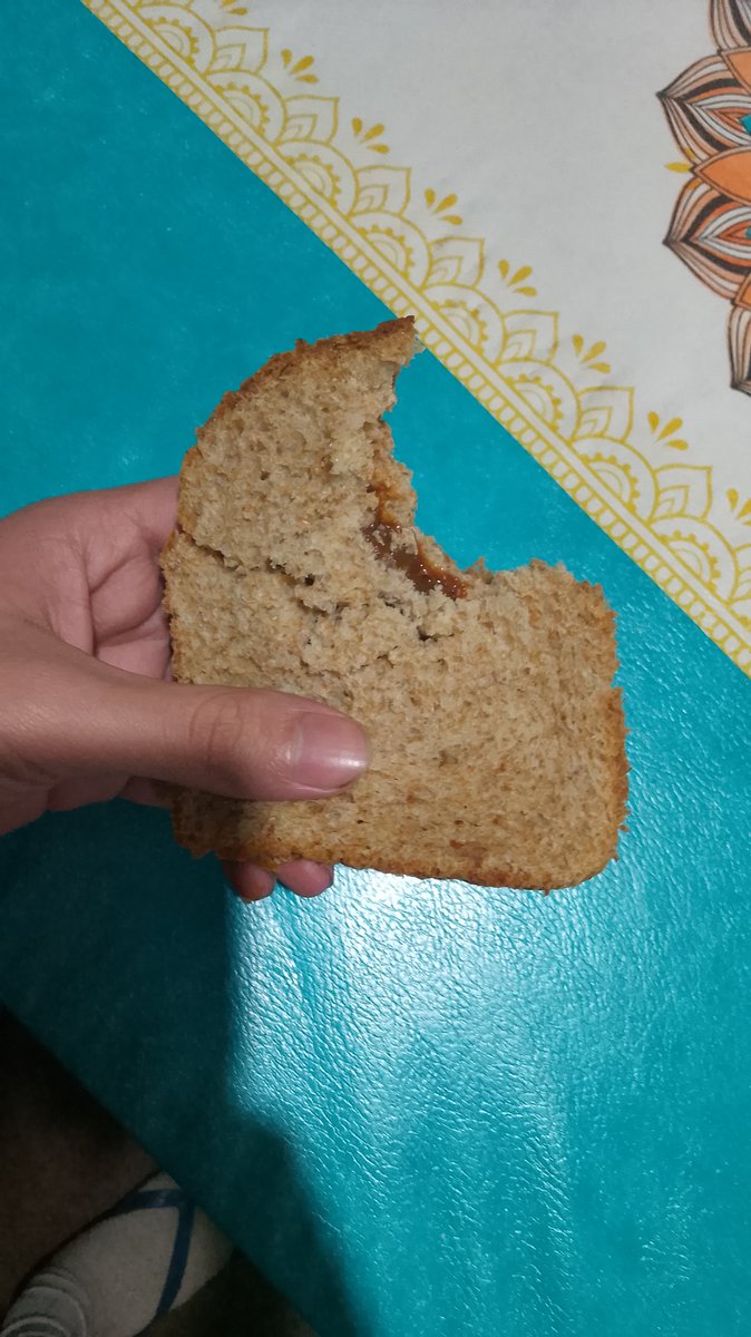 dolcedecheleidk's tweet photo. Cuando sos tan pobre que tenes que juntar dos panes DE SALVADO con dulce de leche para no morir de hambre https://t.co/mByKtrT6U7