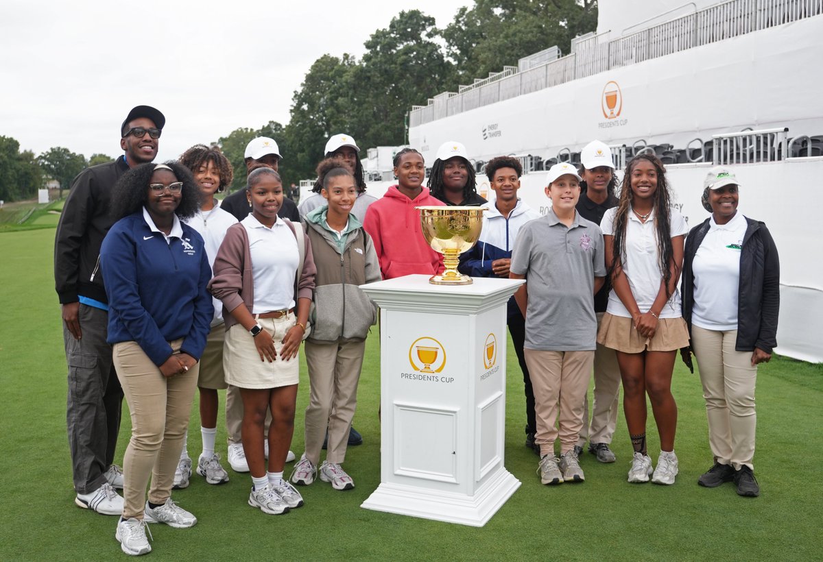 ObamaFoundation's tweet photo. Check out how the @PGATour and Jackson Park Golf Association collaborated with @ Obama Foundation to tee up a bright future in sports for 20 Chicagoland teens. https://t.co/d3f5DqkDHX