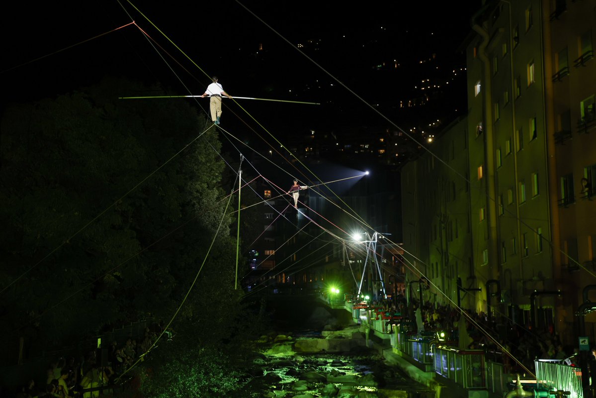 comuee's tweet photo. ✨ Ja tenim aquí la 3a edició del #FestiCaldes!

🎈 Vol captiu, funambulisme sobre el riu i concert de Ramon Mirabet per començar!

🎶 Tot el cap de setmana us esperen música, espectacles, activitats familiars i gastronomia a la Zona Teca.

#EscaldesEngordany #Andorra https://t.co/6LrSYLLqC5