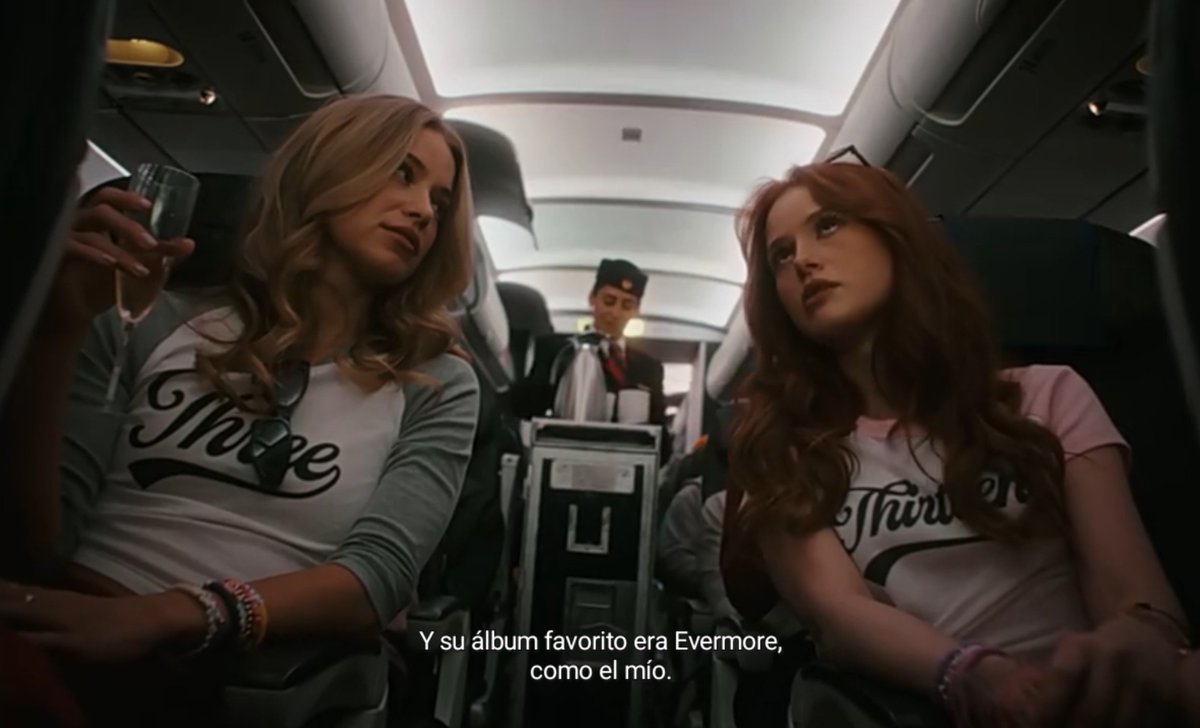 RedAlejandro11's tweet photo. Mi parte favorita de la nueva temporada de AHS es cuando el avión dónde viajan las 13 swifties se estrella y mueren https://t.co/PXRSs75WqV