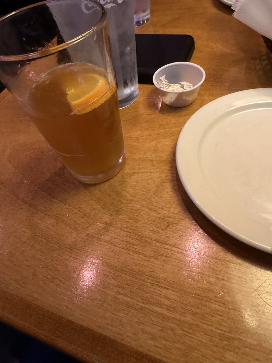BigPhilsledge's tweet photo. Draft blue moon with orange at the wife’s birthday dinner #godisgood #orange https://t.co/GFkJ1ZcqFM