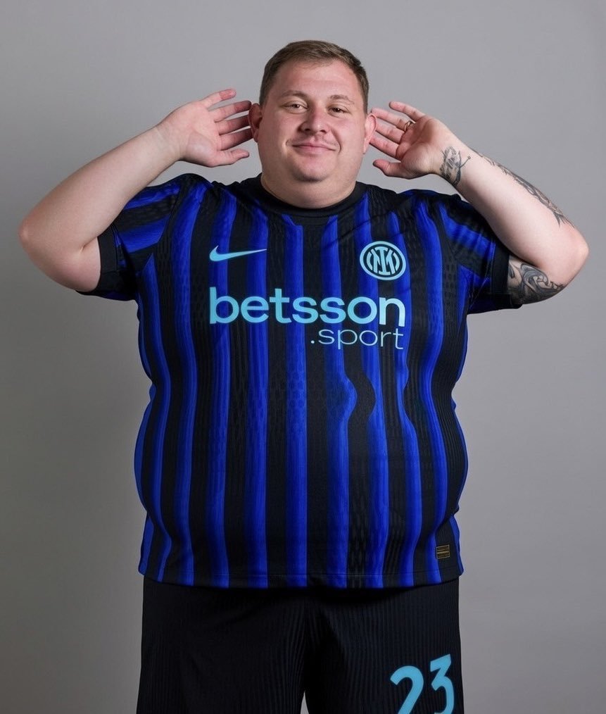 Ilbosseus21's tweet photo. @Azzurri NICOLO BARELLA:
-NON SEGNA
-NON FA ASSIST
-NON SMETTE DI SBRACCIARE.
-NON FA FILTRO.
-NON RAGIONA.
-NON SA GIOCARE SOTTO PRESSIONE.
-NON SA DARE EQUILIBRIO.
-NON CONTRASTA.
-NON RECUPERA LA POSIZIONE.
-NON INCORAGGIA I COMPAGNI.

NON SA GIOCARE A CALCIO.

#BARELLAOUT https://t.co/j2qiQ16ezp