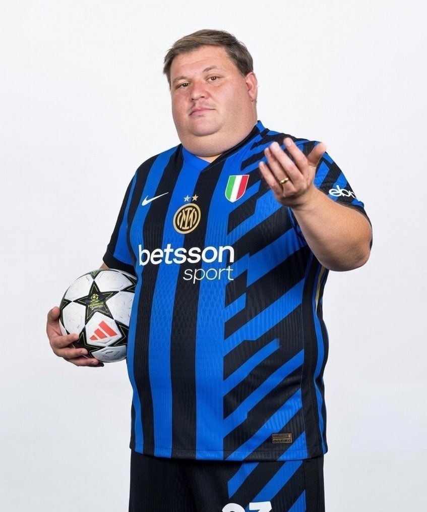 Ilbosseus21's tweet photo. @Azzurri NICOLO BARELLA:
-NON SEGNA
-NON FA ASSIST
-NON SMETTE DI SBRACCIARE.
-NON FA FILTRO.
-NON RAGIONA.
-NON SA GIOCARE SOTTO PRESSIONE.
-NON SA DARE EQUILIBRIO.
-NON CONTRASTA.
-NON RECUPERA LA POSIZIONE.
-NON INCORAGGIA I COMPAGNI.

NON SA GIOCARE A CALCIO.

#BARELLAOUT https://t.co/j2qiQ16ezp