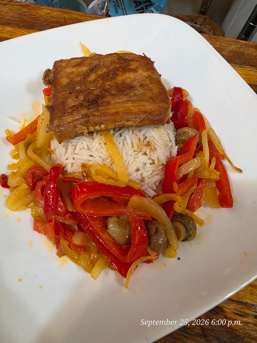 Raix43512345's tweet photo. soy and ginger mahi mahi with rice and sautéed shepherd peppers, onions and mushrooms in sesame oil https://t.co/8tTrFJWCVB