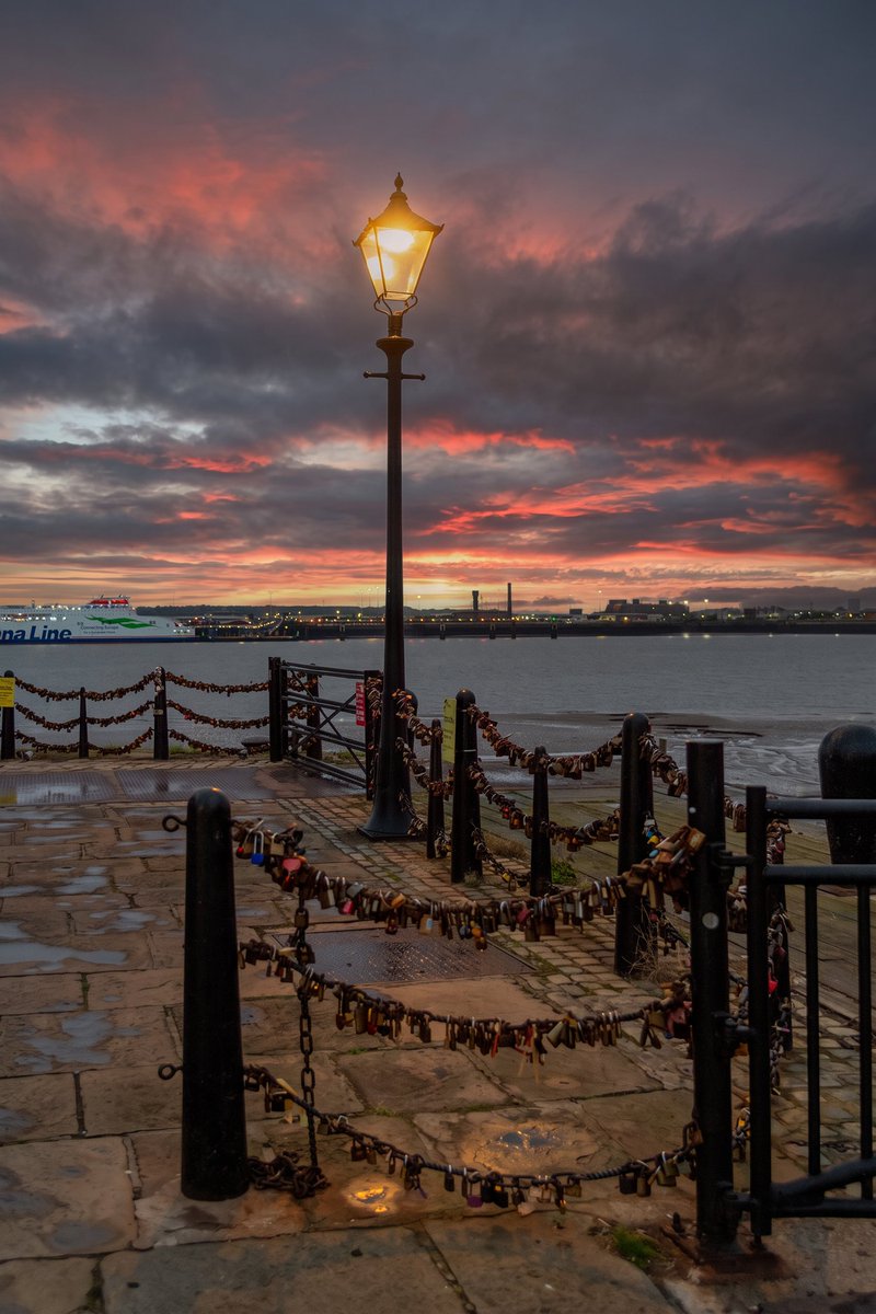 LiverpoolVista's tweet photo. Down by the river in Liverpool at dusk. Goodnight folks. https://t.co/ltFPb5qQqf