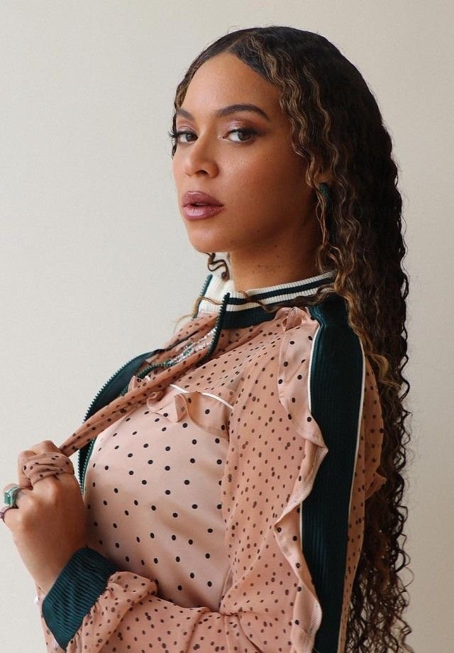 beyoncepress's tweet photo. Artist Jae Stephens' father made her watch Beyoncé as soon as she said she wanted to sing, “this needs to be your standard,” he said to her.

“The second I started singing, my parents plopped me down in front of Beyoncé and were like, ‘If this is what you want to do, then this needs to be your standard.’”

She continues:

“I have the most vivid memory. In Beyoncé’s “Me, Myself, and I” video, there’s a shot where she’s like, “F--- this guy. I’m going to cut my hair, and I’m going to start over.” My dad was like, “You see that? If you’re going to be dedicated, like Beyoncé, you might even have to cut your hair for this s---. Do you want it that bad?” Looking back, that was obviously a wig. She wasn’t cutting her hair. But it instilled a real standard for me. My parents recognized greatness even back then.”

🔗 https://t.co/RXHueuQVG8