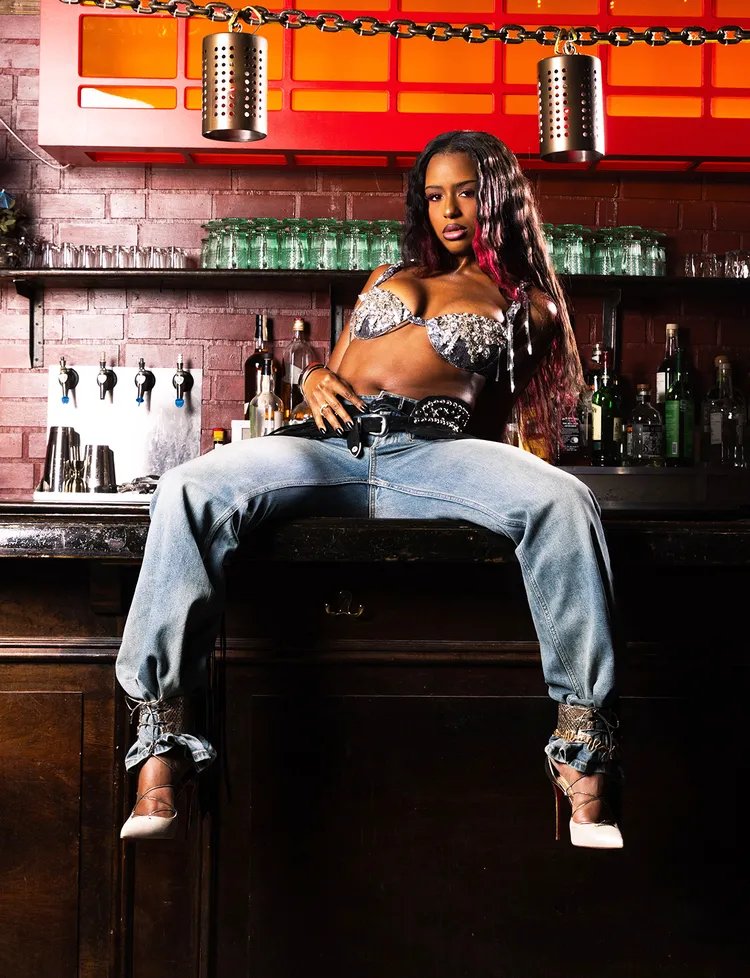 beyoncepress's tweet photo. Artist Jae Stephens' father made her watch Beyoncé as soon as she said she wanted to sing, “this needs to be your standard,” he said to her.

“The second I started singing, my parents plopped me down in front of Beyoncé and were like, ‘If this is what you want to do, then this needs to be your standard.’”

She continues:

“I have the most vivid memory. In Beyoncé’s “Me, Myself, and I” video, there’s a shot where she’s like, “F--- this guy. I’m going to cut my hair, and I’m going to start over.” My dad was like, “You see that? If you’re going to be dedicated, like Beyoncé, you might even have to cut your hair for this s---. Do you want it that bad?” Looking back, that was obviously a wig. She wasn’t cutting her hair. But it instilled a real standard for me. My parents recognized greatness even back then.”

🔗 https://t.co/RXHueuQVG8