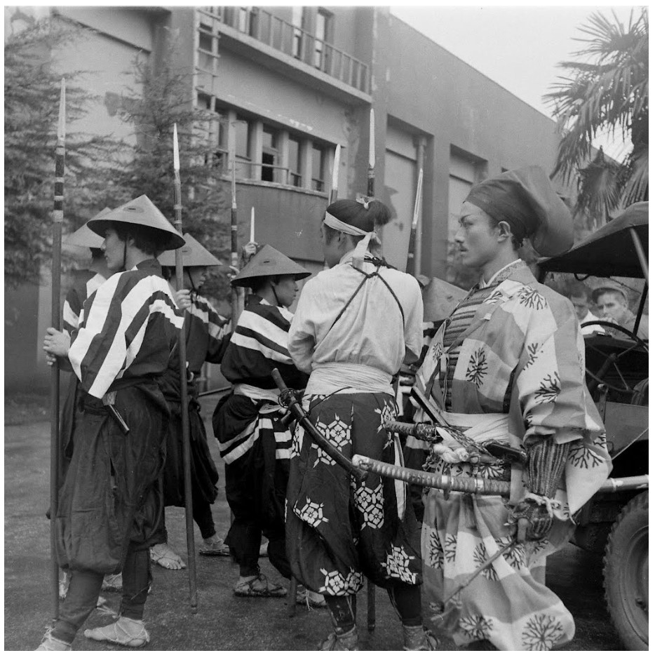 tsukironin's tweet photo. Yasuo Hisamatsu (right) during the shooting of «The Men Who Tread on the Tiger's Tail», directed by Akira Kurosawa, september 1945. https://t.co/2T0xtQMrhd