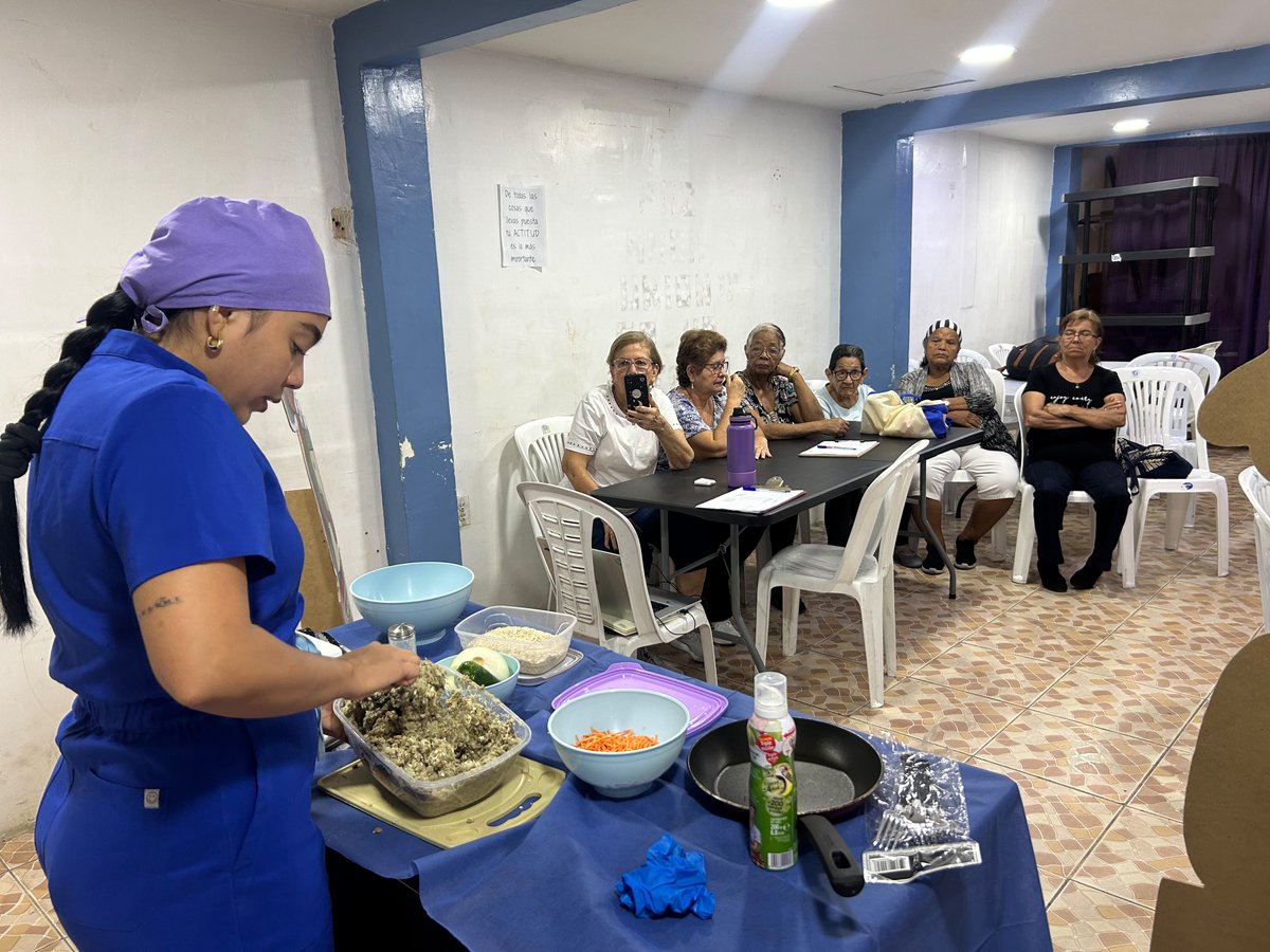 Salud_Guayas's tweet photo. Con el objetivo de continuar sumando esfuerzos en toda la comunidad contra la desnutrición crónica infantil, Nutricionista comunitaria de @Salud_Ec realiza taller de cocina en vivo, dirigido a los usuarios de #Sauces3, realizando recetas saludables y económicas. https://t.co/r6V0JBIvU6