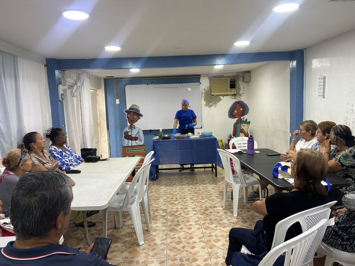 Salud_Guayas's tweet photo. Con el objetivo de continuar sumando esfuerzos en toda la comunidad contra la desnutrición crónica infantil, Nutricionista comunitaria de @Salud_Ec realiza taller de cocina en vivo, dirigido a los usuarios de #Sauces3, realizando recetas saludables y económicas. https://t.co/r6V0JBIvU6