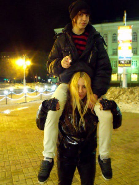 CHEIIIHAR's tweet photo. @banana_ai_club1 а ещё можно так. моя старая фотография с моим другом ) правда мы русские. тут нет азиатов. https://t.co/2GUWpQ0hxN