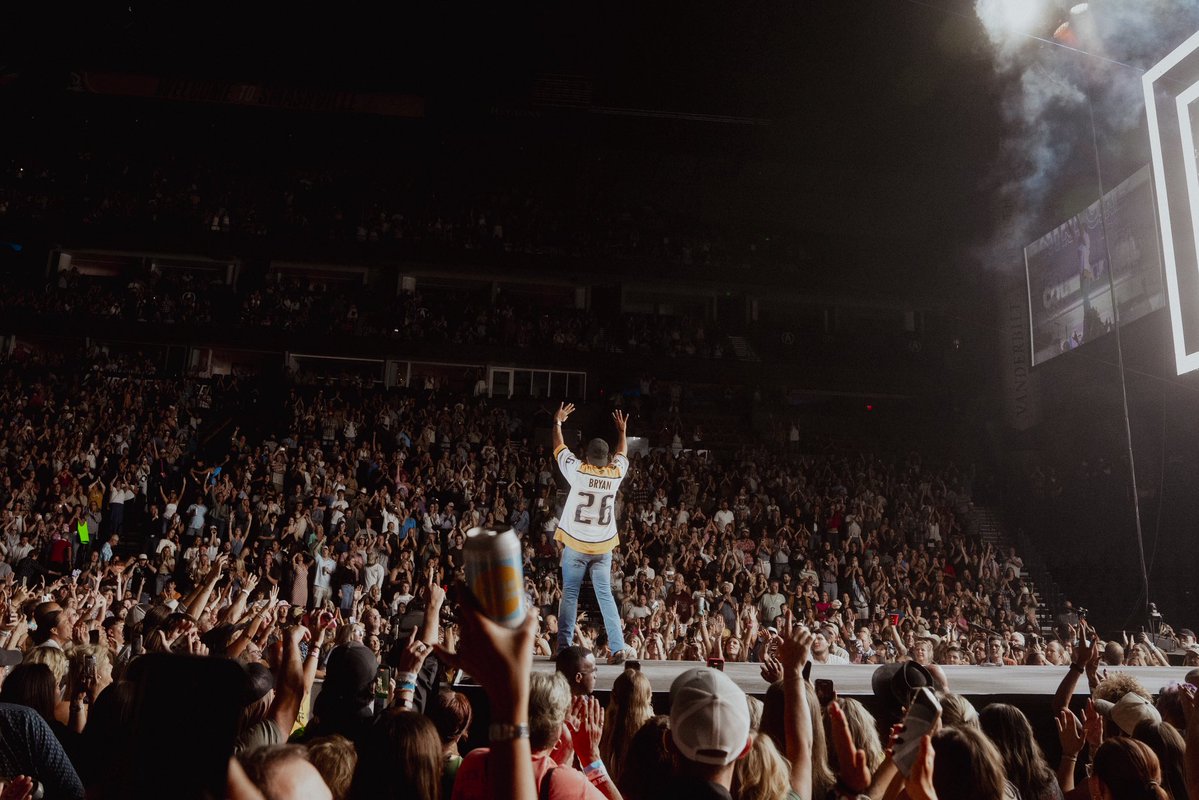 lukebryan's tweet photo. Nashville, you’re too good to me. Thank you to the fans and to my friends @jasonaldean @dariusrucker @carrieunderwood @chrisstapleton @dierksbentley @kanebrown for making last night an unforgettable one. https://t.co/LAn0AQcAtB