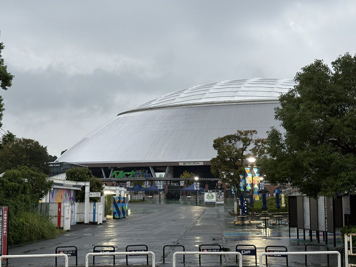 yotaur8sp1's tweet photo. おはようございます
朝のベルーナドームです
今、雨は小康状態ですが４時くらいはすごい雨でした
昨日は逆転してよっしゃーと思ったら逆転されて９回も追加点取られて
ホーム５連戦初戦勝って弾みをつけたかったですが…
今日こそは勝つように青炎しましょう‼️ https://t.co/pEosavCGyC