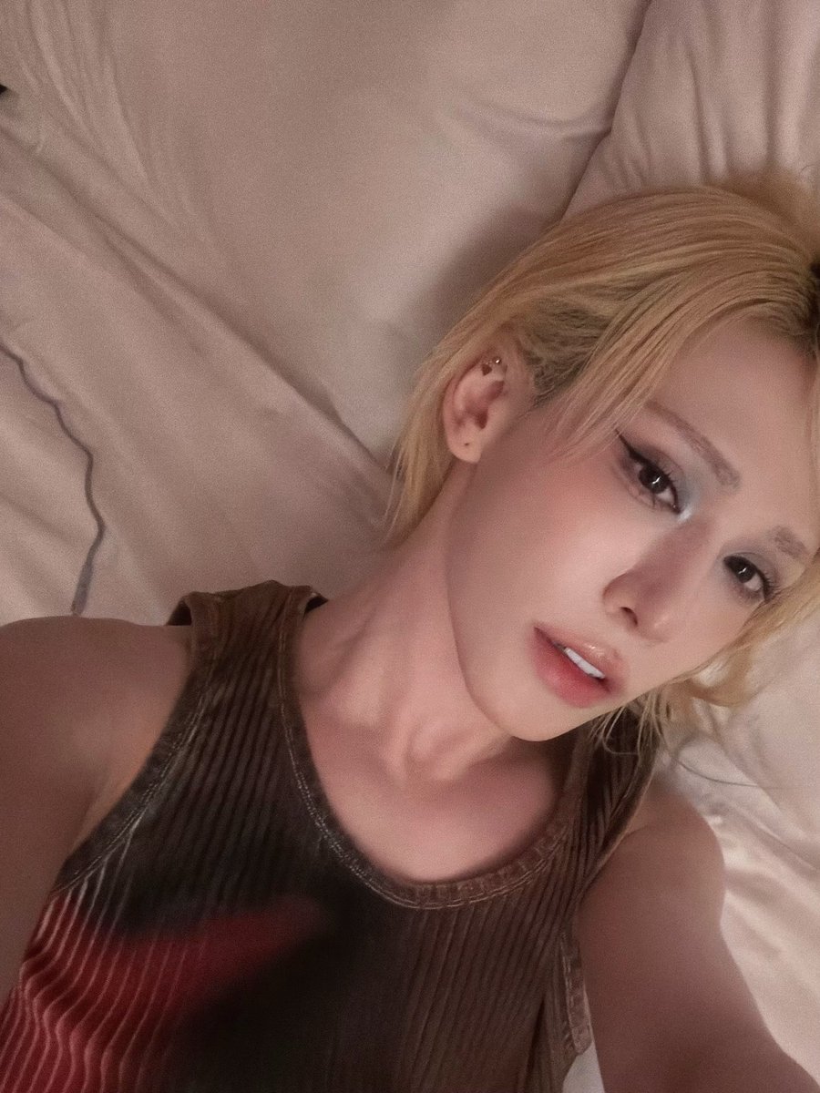 xlovarchive's tweet photo. 🐰 wumuti on 🫧 (260926) 04h43

*photos*
i'm off work 🛌
what are you doing?
madrid was fun~! 🌙🫶🏻
*audio in spanish saying "thank you queens!" (gracias reinas)* https://t.co/UZyEABzAyP