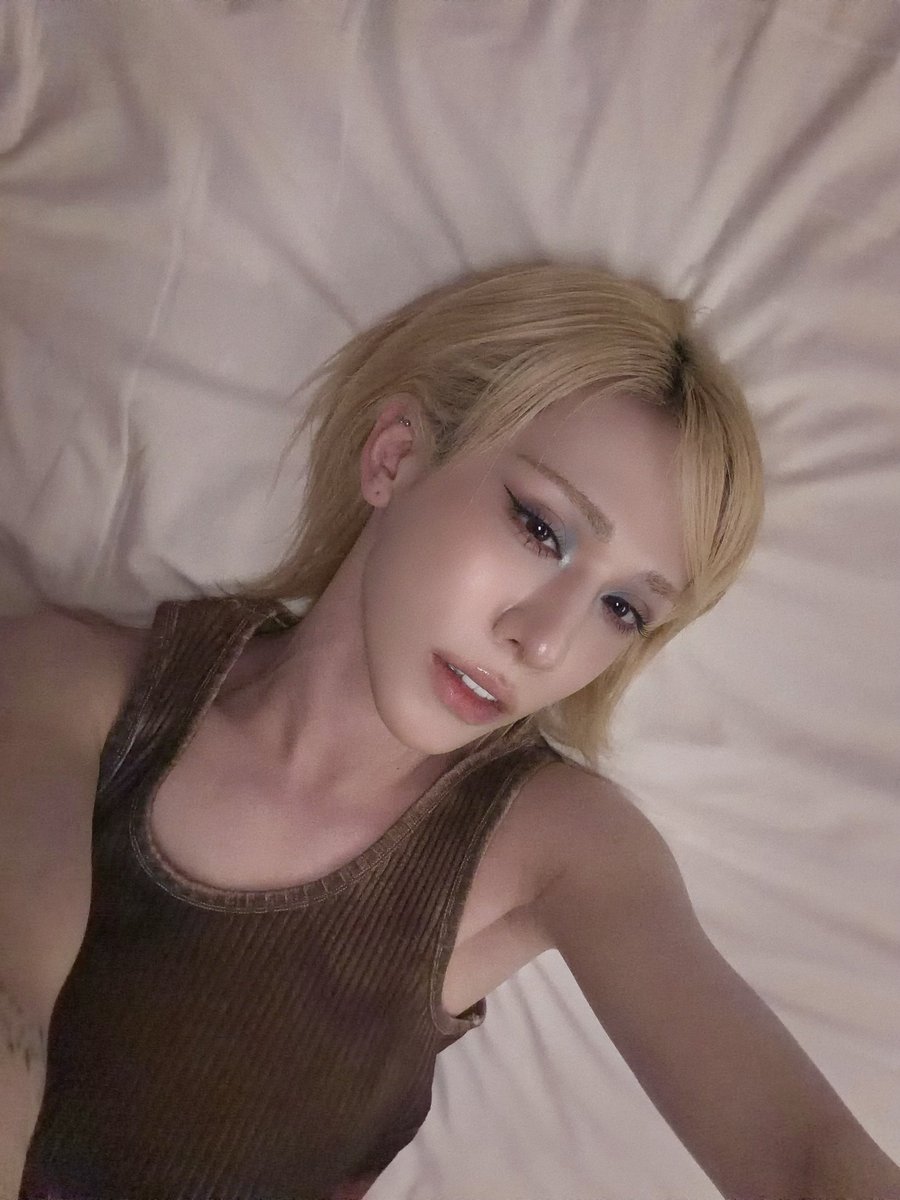 xlovarchive's tweet photo. 🐰 wumuti on 🫧 (260926) 04h43

*photos*
i'm off work 🛌
what are you doing?
madrid was fun~! 🌙🫶🏻
*audio in spanish saying "thank you queens!" (gracias reinas)* https://t.co/UZyEABzAyP