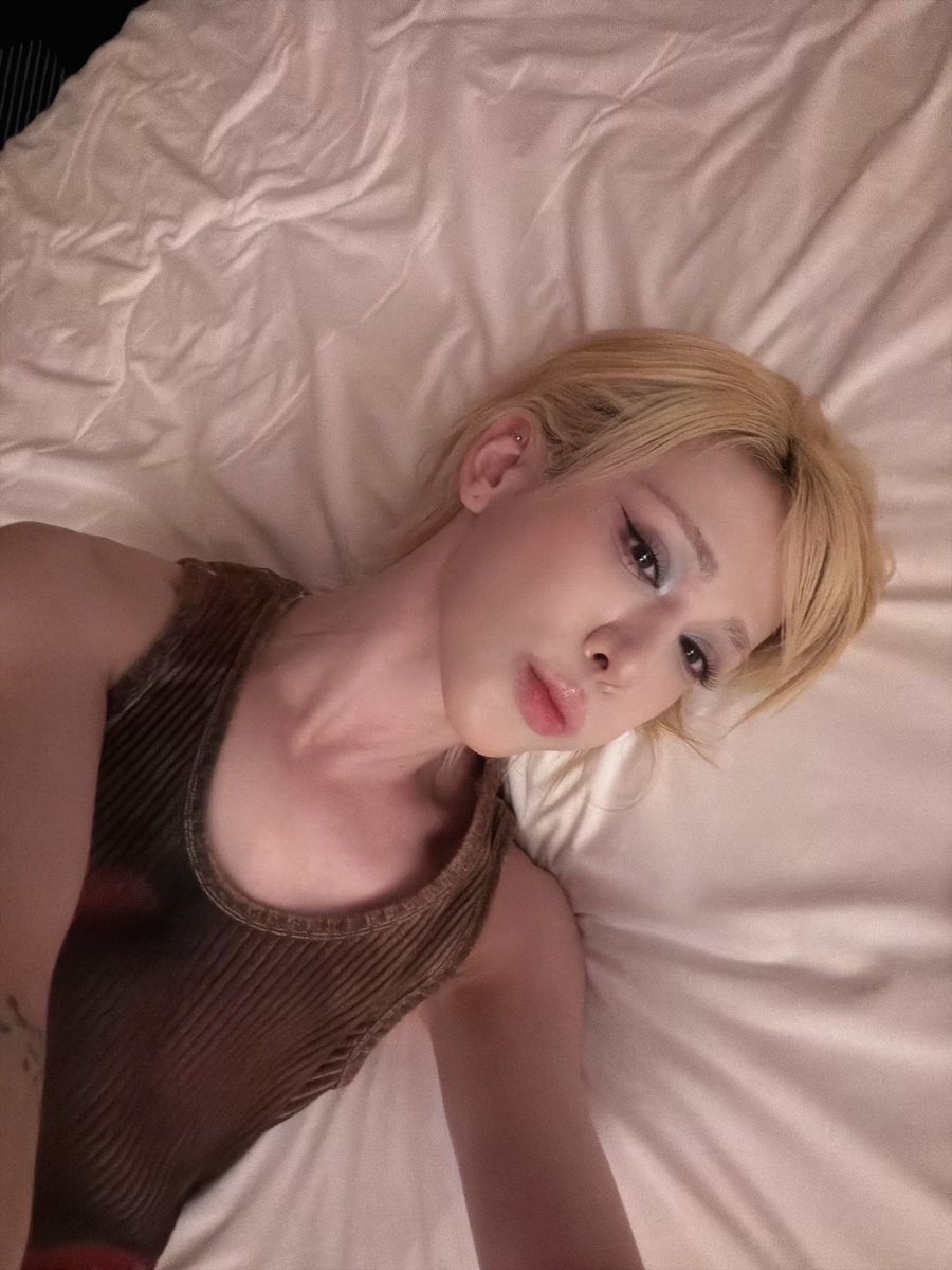 xlovarchive's tweet photo. 🐰 wumuti on 🫧 (260926) 04h43

*photos*
i'm off work 🛌
what are you doing?
madrid was fun~! 🌙🫶🏻
*audio in spanish saying "thank you queens!" (gracias reinas)* https://t.co/UZyEABzAyP